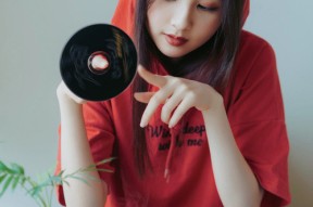Kaiyun APP-赛场外的温情：车手与粉丝的感人互动瞬间，赛车手的视频